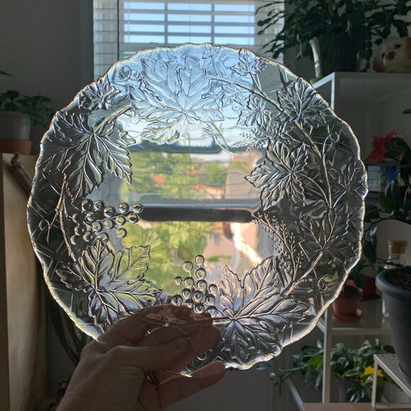 Pressed Glass Embossed Etched Grape Vine Leaves Clear Dinner Plate Scalloped - Picture 1 of 2